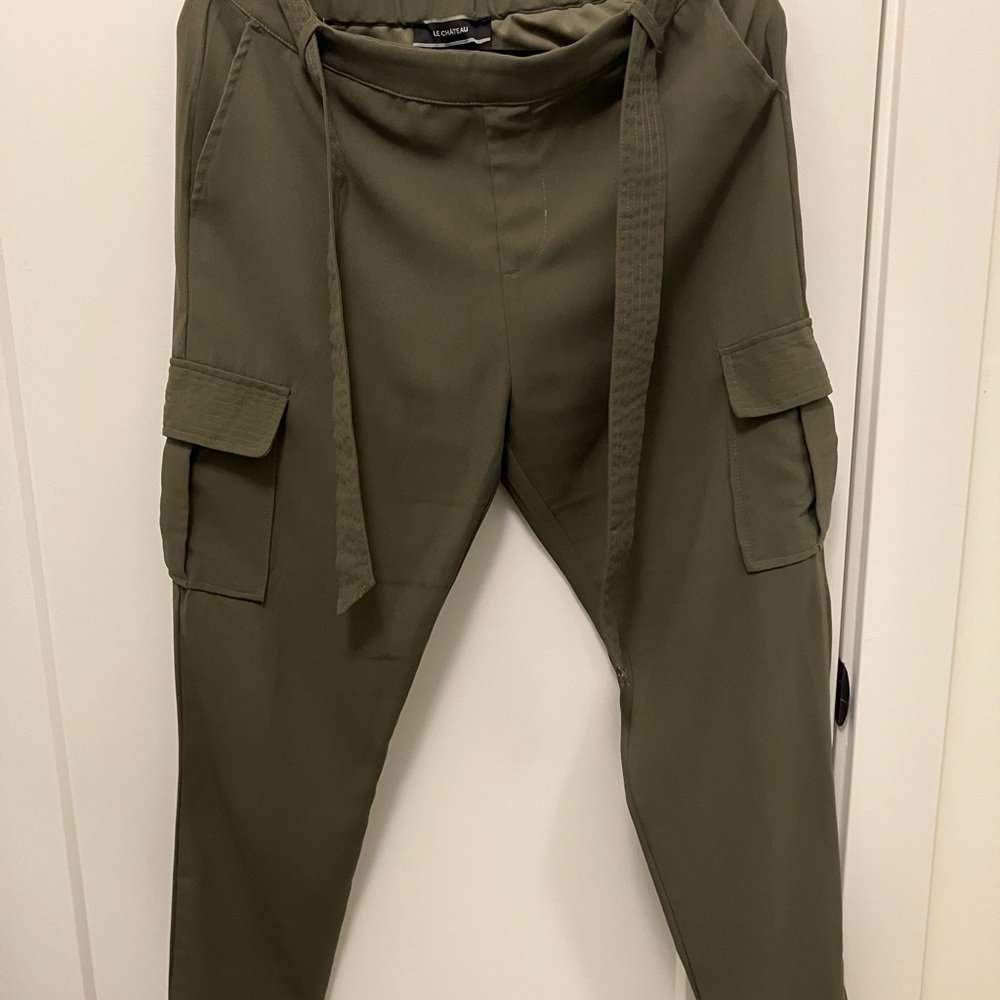 Women’s le chateau Olive Cargo Pants